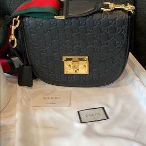 🌸💯 Authentic Gucci cross body Bag!